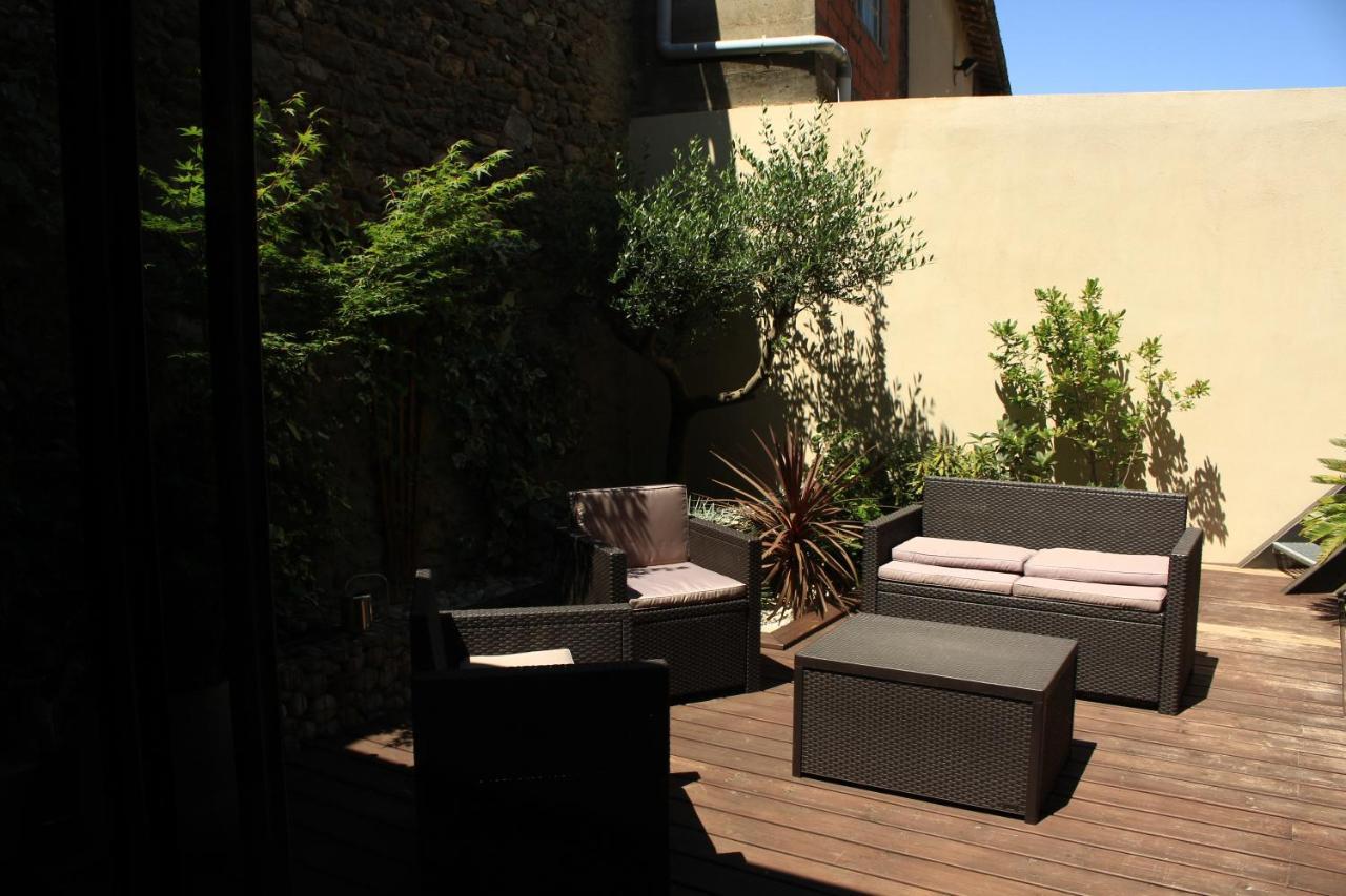 La Glycine Blanche Hotel Pomas Bagian luar foto