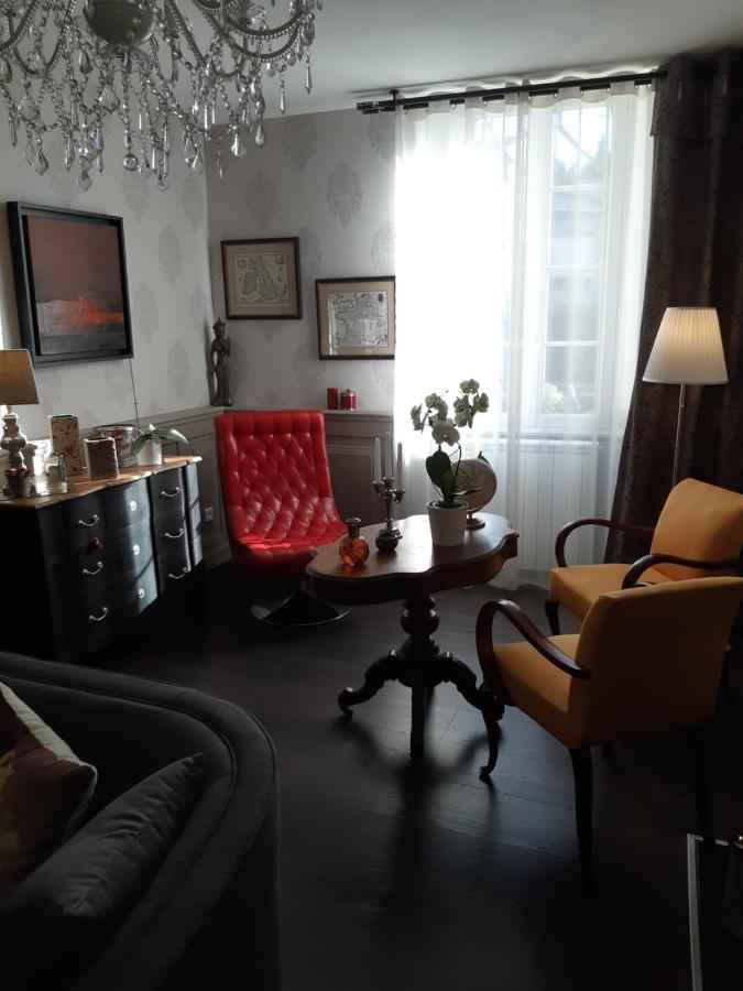 La Glycine Blanche Hotel Pomas Bagian luar foto
